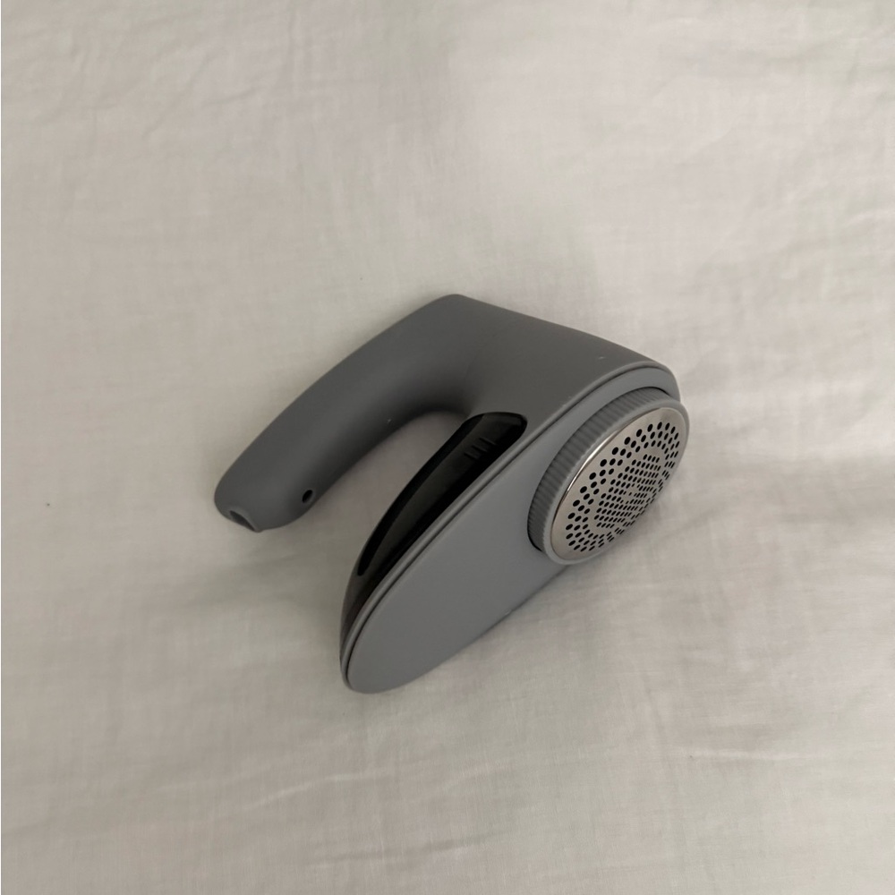 Amazon Black and Gray Fabric Shaver